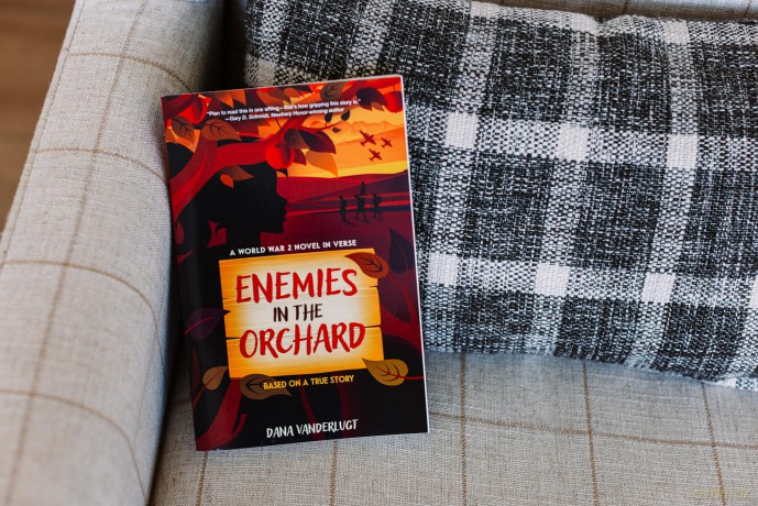 Enemies In Orchard [KSIĄŻKA]