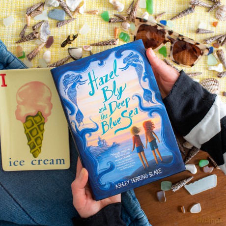 Hazel Bly and the Deep Blue Sea [KSIĄŻKA]