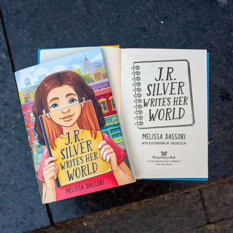J.R. Silver Writes Her World [KSIĄŻKA]