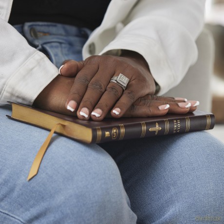Kjv Holy Bible Ultra Thin Hb [KSIĄŻKA]