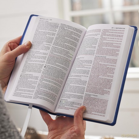 Kjv Holy Bible Value Ultr Hb [KSIĄŻKA]