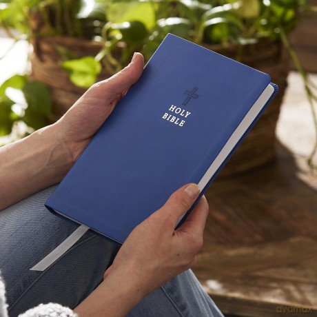 Kjv Holy Bible Value Ultr Hb [KSIĄŻKA]