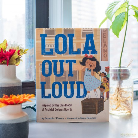 Lola Out Loud [KSIĄŻKA]