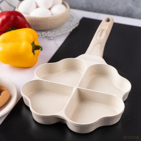 Patelnia z powłoką nieprzywieralną, 4 sekcje w kształcie serca, beżowa z drewnianą rączką, 35,5x19,2x2,8cm, klausberg kb-7819