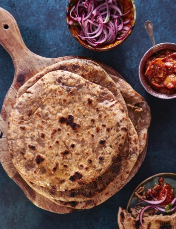 The Curry Bible: The Ultimate Indian Cookbook Featuring 100 Classic Recipes - Nisha Katona [KSIĄŻKA]