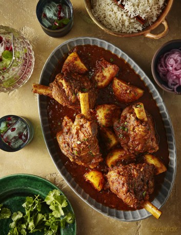 The Curry Bible: The Ultimate Indian Cookbook Featuring 100 Classic Recipes - Nisha Katona [KSIĄŻKA]