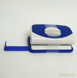 Dziurkacz Omax biało-niebieski
