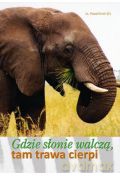 Gdzie słonie walczą, tam trawa cierpi [KSIĄŻKA]