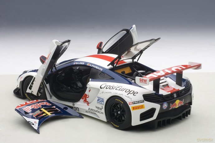 AUTOART McLaren 12C GT3 Red Bull #9