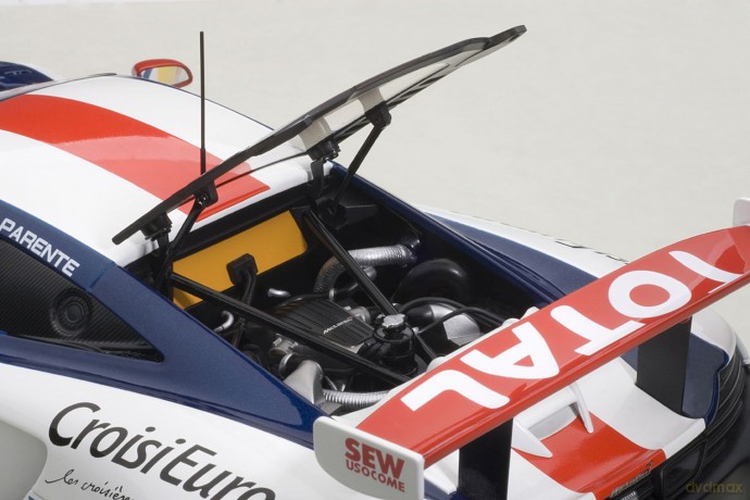 AUTOART McLaren 12C GT3 Red Bull #9