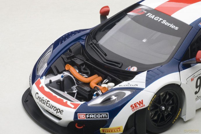 AUTOART McLaren 12C GT3 Red Bull #9
