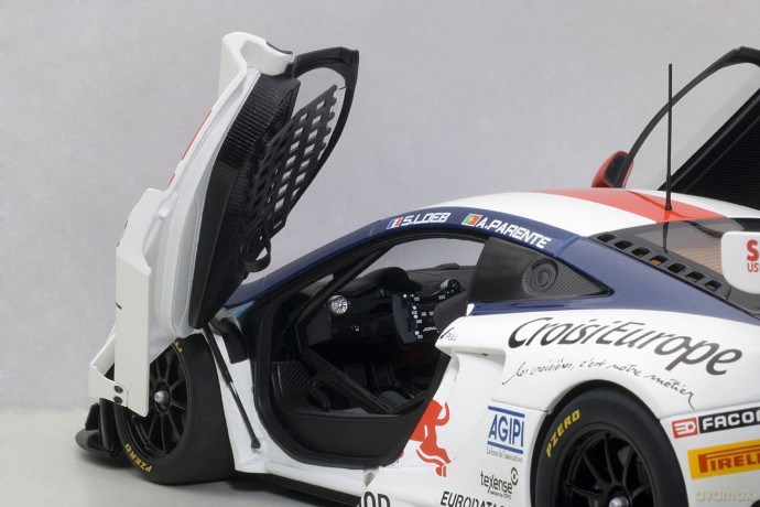 AUTOART McLaren 12C GT3 Red Bull #9