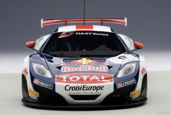 AUTOART McLaren 12C GT3 Red Bull #9