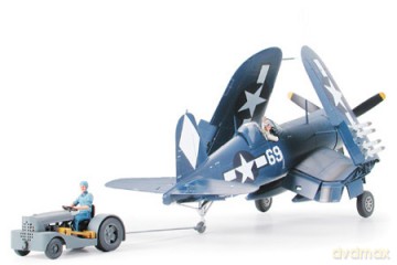 TAMIYA Vought F4U1D Corsair wMotoTug