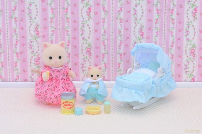 Sylvanian Families Noworodek z mamą i wyprawką [FIGURKA]
