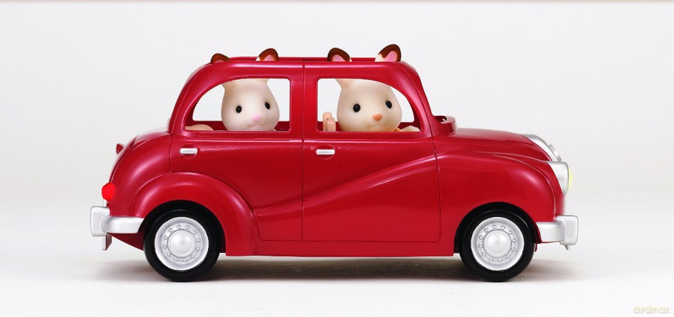 Sylvanian Families Rodzinny sedan [FIGURKA]