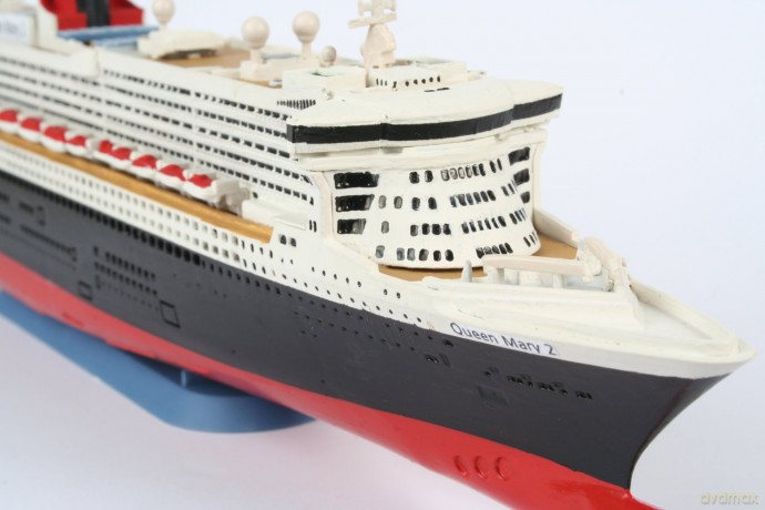 REVELL Queen Mary 2