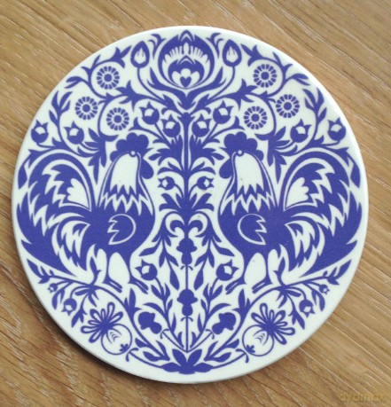 Podkładka ceramiczna okrągła 20 cm Koguty lavender
