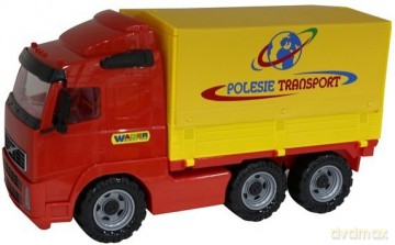 Volvo samochód z plandeką w siatce