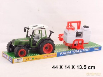 Traktor z przyczepą pod kloszem